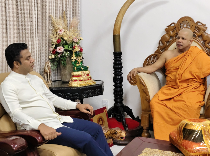 சுகாதார மற்றும் வெகுஜன ஊடக அமைச்சர்  கதிர்காம கிரிவெஹெர ஆலயத்தின் தலைமை அர்ச்சகரை சந்தித்து ஆசிகளைப் பெற்றார்