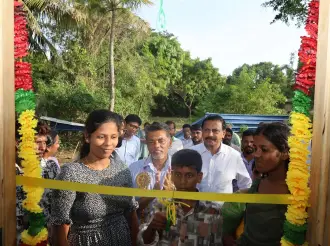 யாழில் வீட்டுத்திட்டத்தின் வீடுகள் பயனாளிகளிடம் கையளிப்பு