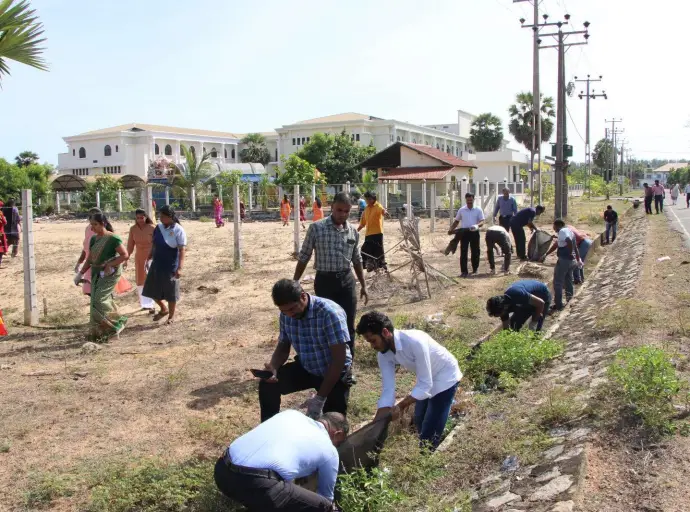 தேசிய சுற்றாடல் தினம் மற்றும் டெங்கு ஒழிப்பு வாரத்தை முன்னிட்டு மட்டக்களப்பு மாவட்ட செயலகத்தில் சிரமதான நிகழ்வு