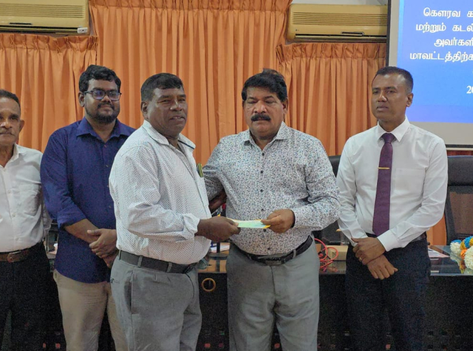 டித்வா புயலால் பாதிக்கப்பட்ட இறால் பண்ணையாளர்களுக்கான நிதியுதவிக் காசோலைகள் வழங்கும் நிகழ்வு