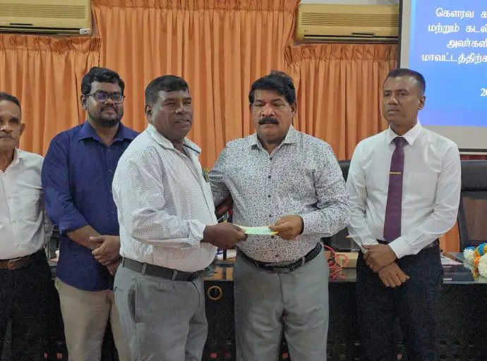 டித்வா புயலால் பாதிக்கப்பட்ட இறால் பண்ணையாளர்களுக்கான நிதியுதவிக் காசோலைகள் வழங்கும் நிகழ்வு