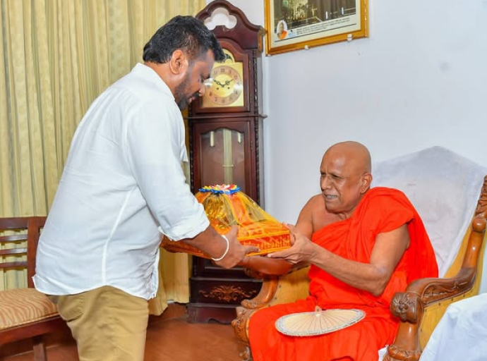 பொசொன் தின மத நிகழ்ச்சிகளில் ஜனாதிபதி பங்கேற்பு