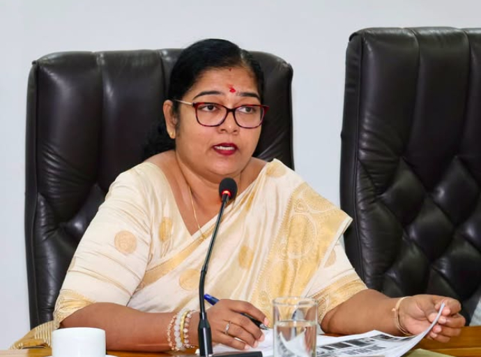 பெண்களைப் பொருளாதார ரீதியாகவும் சமூக ரீதியாகவும் வலுப்படுத்துவதற்கு வழங்கும் சேவைகளை மேலும் தரமுயர்த்தி பொதுமக்களுக்கு மிக நெருக்கமான சேவையாக மாற்றுவது அவசியமாகும் 