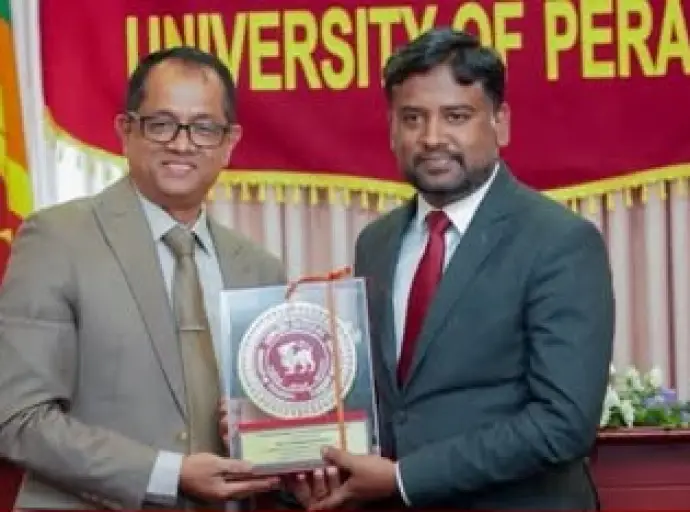 பேராதனைப் பல்கலைக்கழக முன்னாள் மாணவர் சிறப்பு விருது வழங்கும் விழாவில், பல்வேறு துறைகளைச் சேர்ந்த தலைசிறந்த ஆளுமைகளுக்கு விருதுகள் வழங்கப்பட்டன