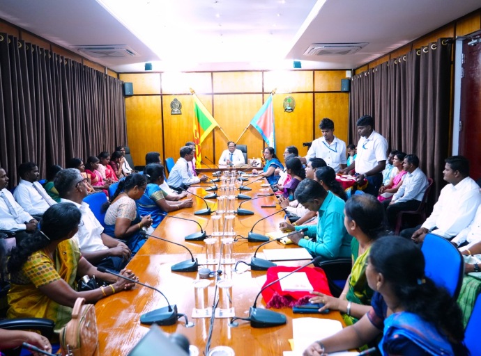  'நேர்மையாக இருந்தால் நிச்சயம் விமர்சனங்கள் வரும். மாற்றங்களைச் செய்ய முற்பட்டால் சவால்கள் வரும். கிளிநொச்சி மாவட்டச் செயலருக்கு எதிராக நேற்று வியாழக்கிழமை மாவட்ட ஒருங்கிணைப்புக் குழுக் கூட்டத்தில் நடந்ததும் அதுதான்' - வடக்கு மாகாண ஆளுநர்